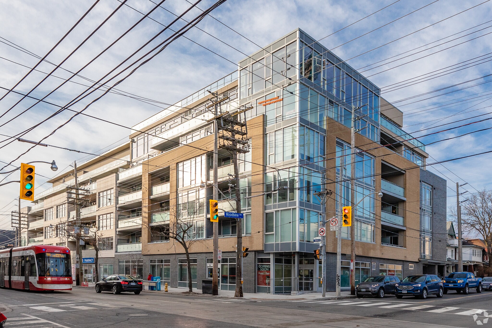 1864 Queen St E, Toronto, ON à louer Photo de l’immeuble– Image 1 sur 3