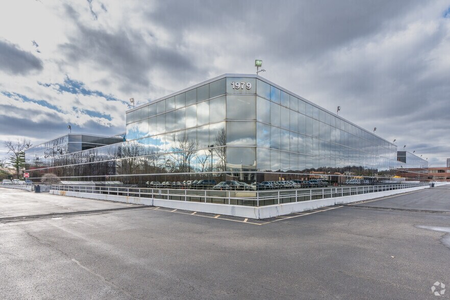 1979 Marcus Ave, Lake Success, NY à louer - Photo principale – Image 1 sur 16