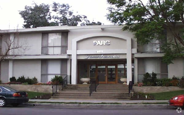 10535 Lindley Ave, Northridge, CA à louer Photo principale– Image 1 sur 4