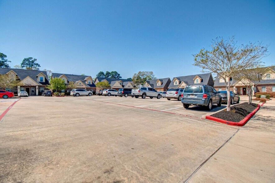 303 Longmire Rd, Conroe, TX à louer - Photo de l’immeuble – Image 2 sur 19