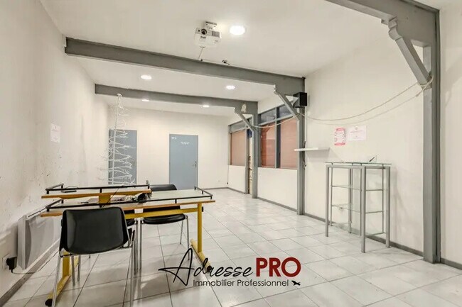 Plus de détails pour Local commercial à louer