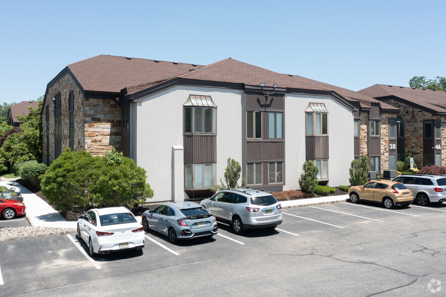 615 Hope Rd, Eatontown, NJ à louer - Photo de l’immeuble – Image 1 sur 5