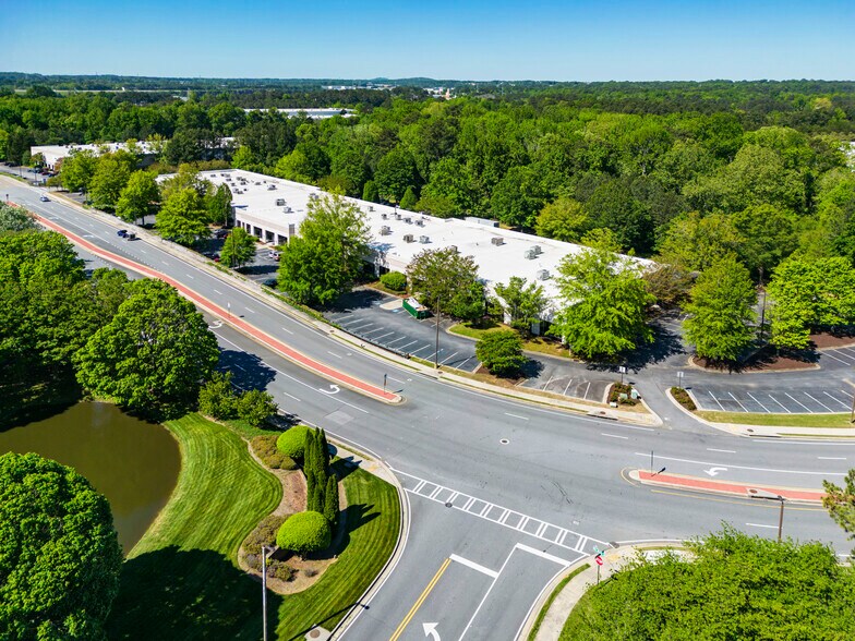 1075 Big Shanty Rd NW, Kennesaw, GA à louer - Photo de l’immeuble – Image 3 sur 14
