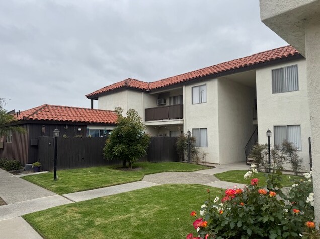 16102 Malaga Ln, Huntington Beach, CA à vendre - Photo de l’immeuble – Image 3 sur 10