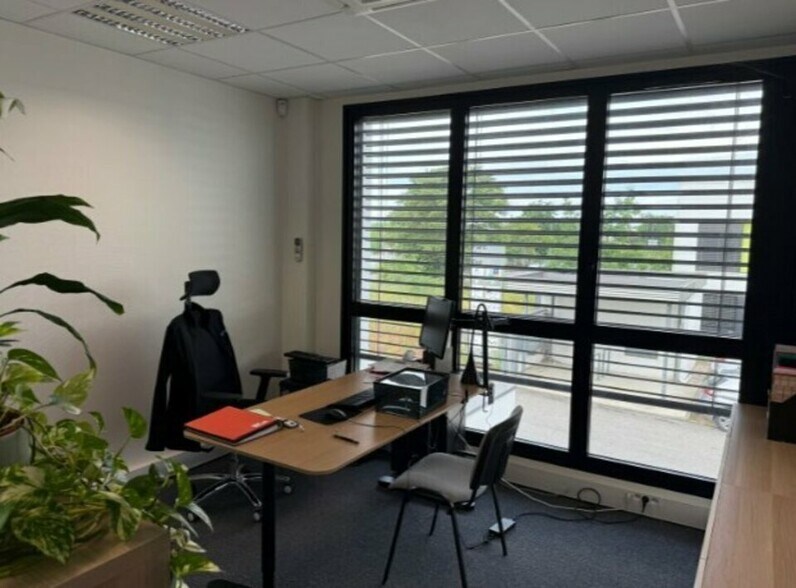 Bureau dans Vaulx-en-Velin à louer - Photo intérieure – Image 2 sur 10