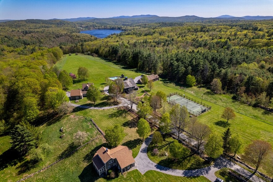 248 Huntington Rd, Henniker, NH à vendre - Photo principale – Image 1 sur 44