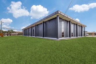 2824 Valley View Ln, Farmers Branch, TX à louer Photo de l’immeuble– Image 2 sur 21