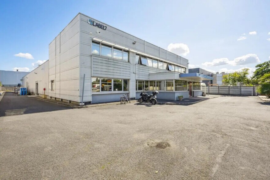 16 Rue Thomas Edison, Gennevilliers à vendre - Photo de l’immeuble – Image 2 sur 17