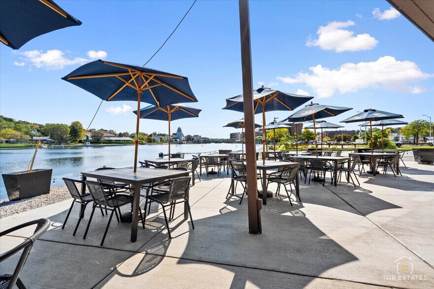 320 N 2nd St, St Charles, IL à vendre - Photo de l’immeuble – Image 3 sur 56