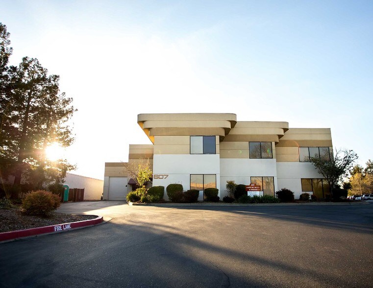 607 Martin Ave, Rohnert Park, CA à louer - Photo de l’immeuble – Image 1 sur 2