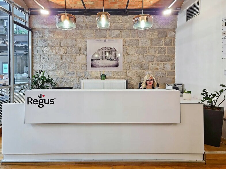 10 Place De La Joliette, Marseille à louer - Photo de l’immeuble – Image 3 sur 25