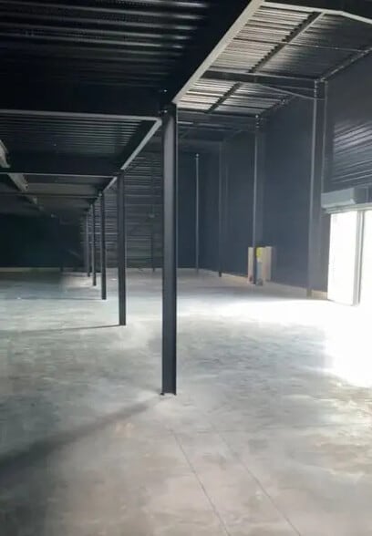 Local d’activités dans Mably à louer - Photo de l’immeuble – Image 3 sur 3