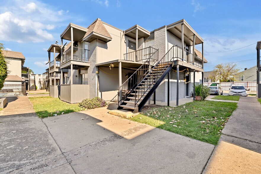 9765 Webb Chapel Rd, Dallas, TX à vendre - Photo de l’immeuble – Image 2 sur 5
