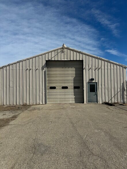 1915 Beechcraft Rd, Salina, KS à louer - Photo de l’immeuble – Image 2 sur 14