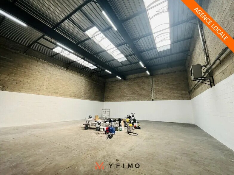 Industriel/Logistique dans Élancourt à louer - Photo de l’immeuble – Image 1 sur 5
