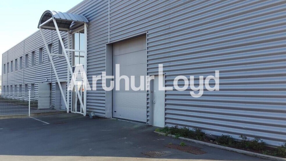 Local d'activités dans Cormelles-le-Royal à vendre - Photo de l’immeuble – Image 1 sur 1