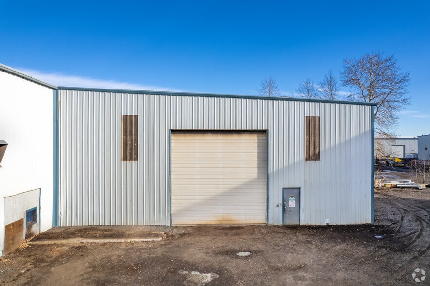 7560 48th St SE, Calgary, AB à louer - Photo de l’immeuble – Image 2 sur 5