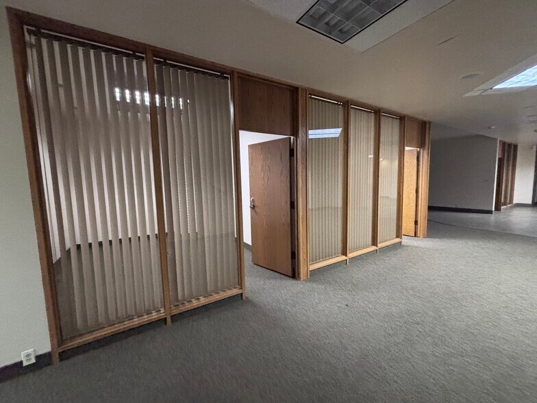 1467 S. Main St. portefeuille de 2 biens à vendre sur LoopNet.fr - Photo de l’immeuble – Image 3 sur 7