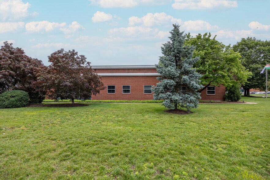99 Newbold Rd, Fairless Hills, PA à louer - Photo de l’immeuble – Image 2 sur 6