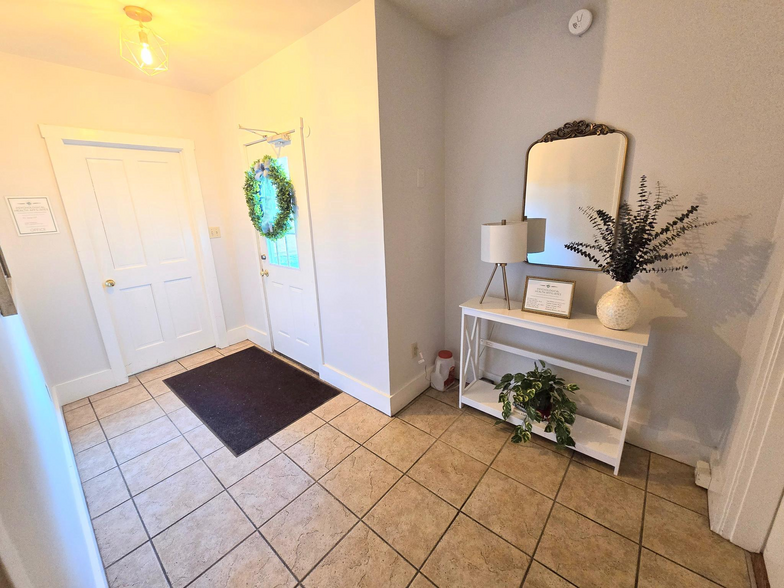 108-110 S Main St, Manheim, PA à vendre - Hall d’entrée – Image 3 sur 11