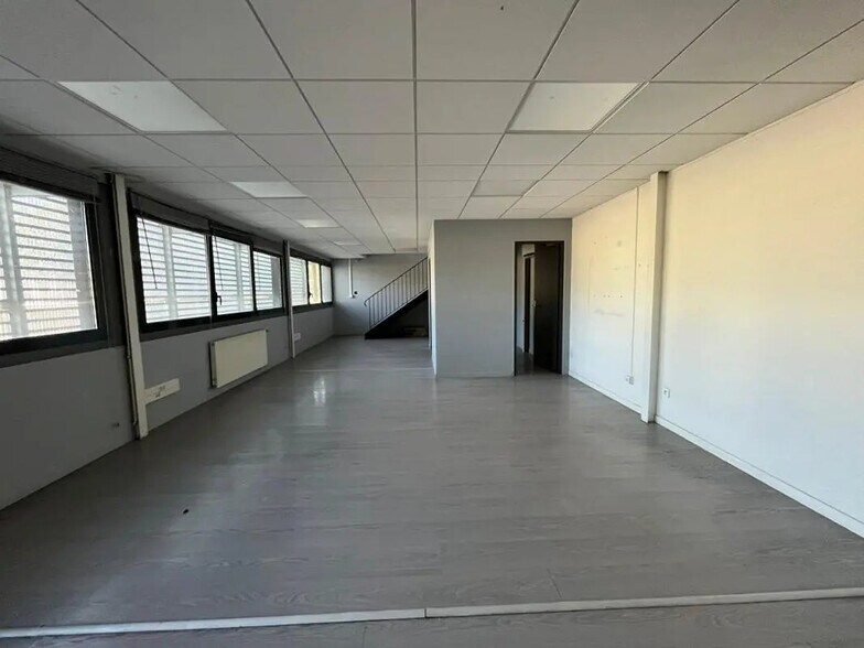 Local d’activités dans Besançon à louer - Photo de l’immeuble – Image 3 sur 7