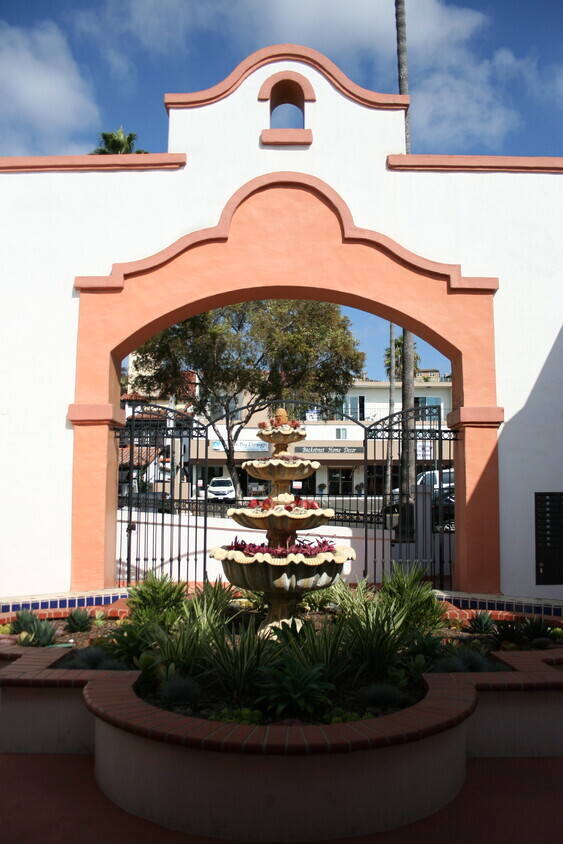302 N El Camino Real, San Clemente, CA à louer Photo de l’immeuble– Image 1 sur 4