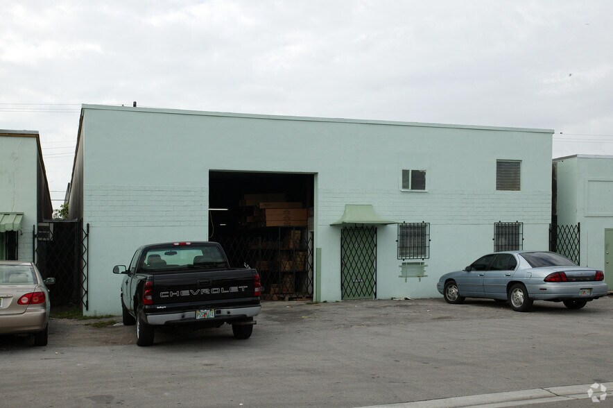 220 W 24th St, Hialeah, FL à louer - Photo principale – Image 1 sur 12