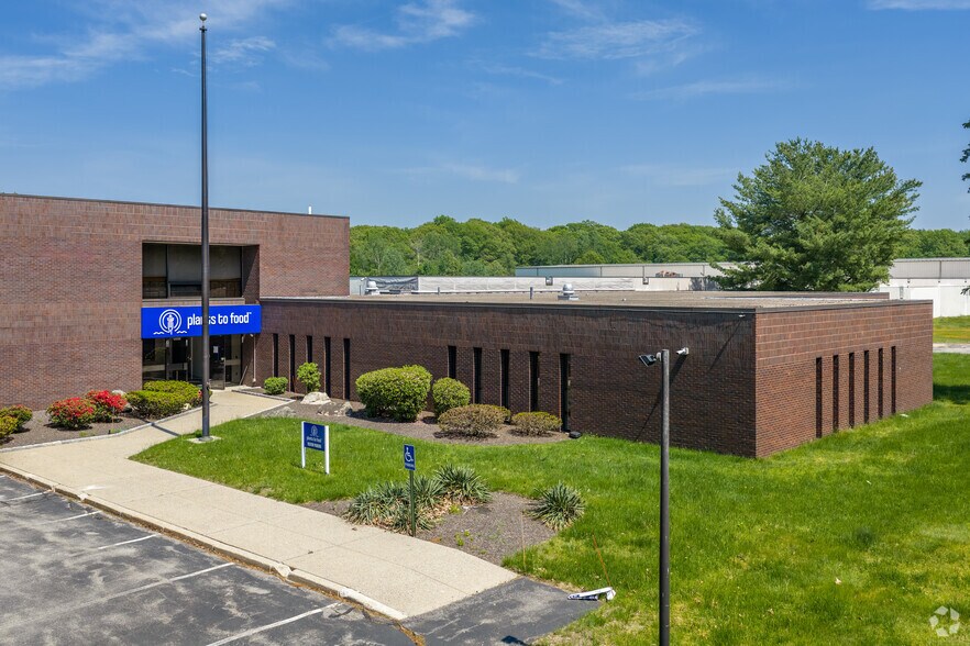 15 Wellington Rd, Lincoln, RI à louer - Photo principale – Image 1 sur 4