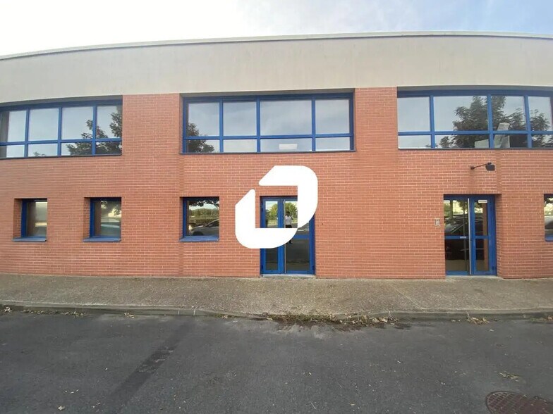 Local d’activités dans Lieusaint à louer - Photo de l’immeuble – Image 1 sur 10
