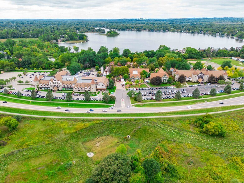 2359 Joslyn Ct, Lake Orion, MI à vendre - Photo de l’immeuble – Image 1 sur 39