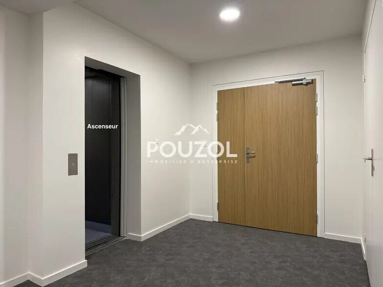 Bureau dans Clermont-Ferrand à louer - Hall d’entrée – Image 2 sur 11