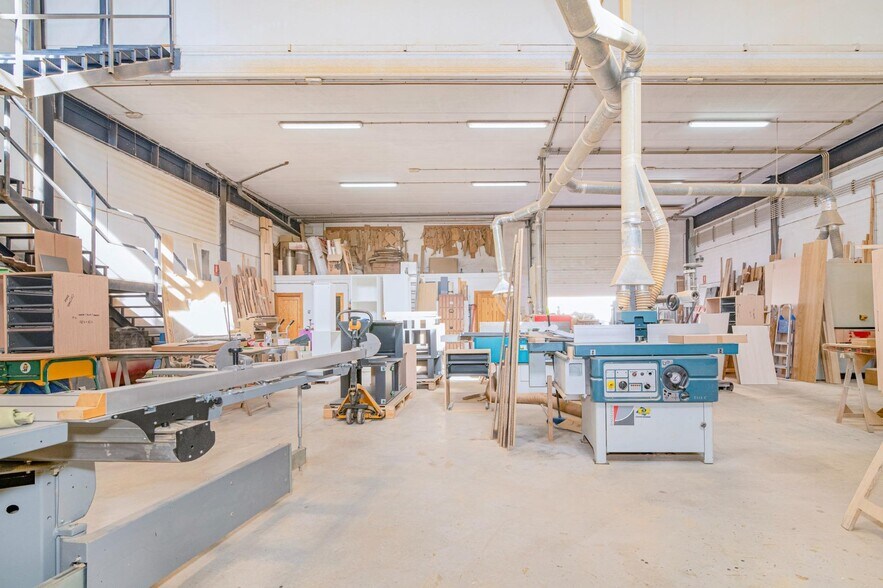 Industriel/Logistique dans Peligros à vendre - Photo de l’immeuble – Image 3 sur 27