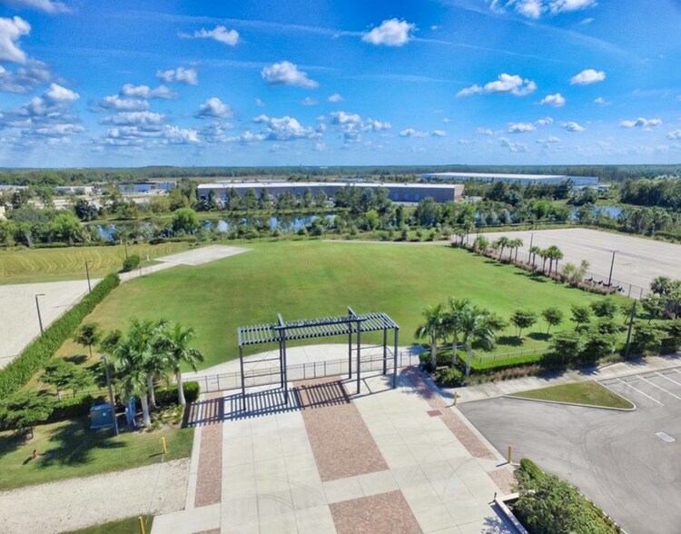 9510 Thunder Rd, Fort Myers, FL à vendre - Photo de l’immeuble – Image 2 sur 3