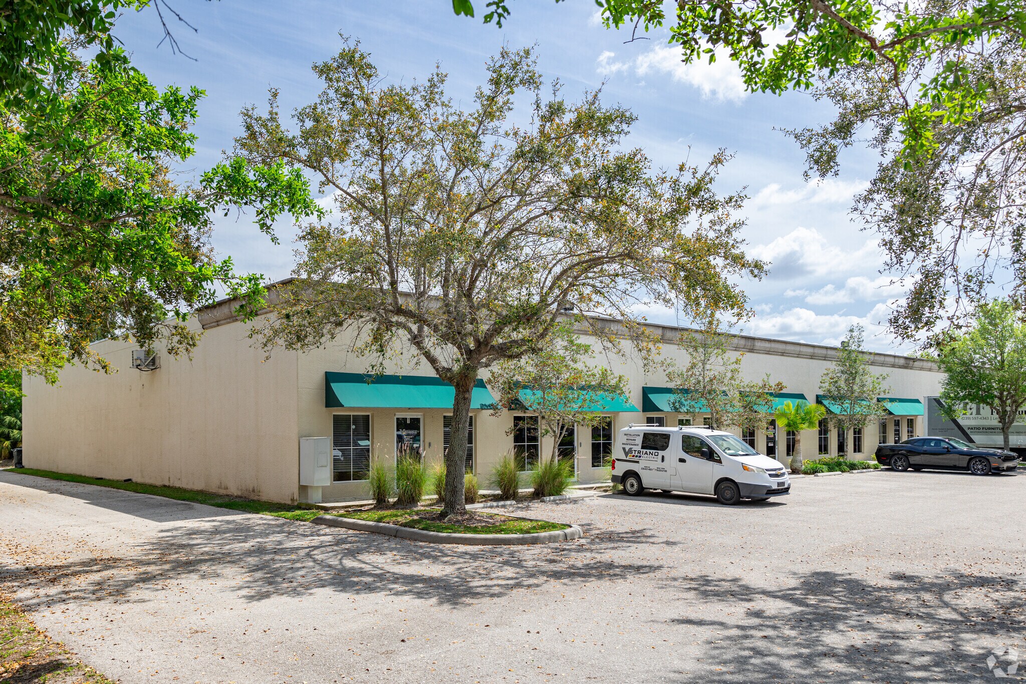 1076 Business Ln, Naples, FL à vendre Photo principale– Image 1 sur 45