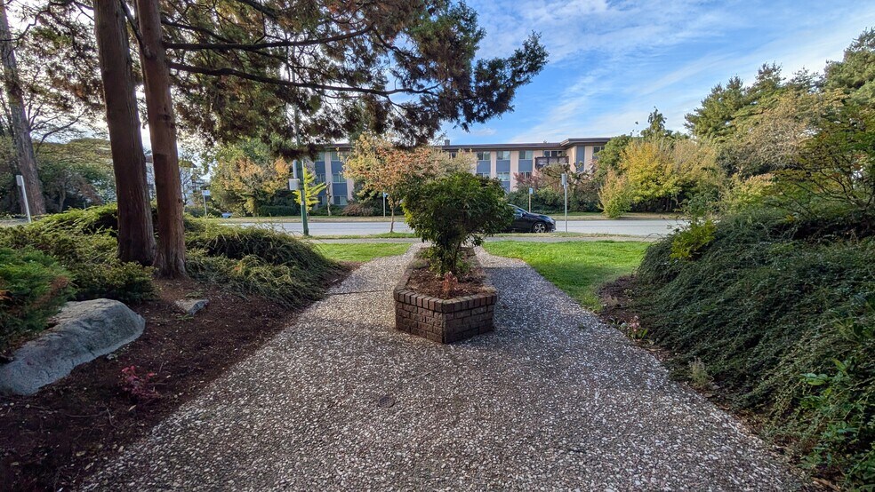 254 3rd St W, North Vancouver, BC à vendre - Photo de l’immeuble – Image 2 sur 13