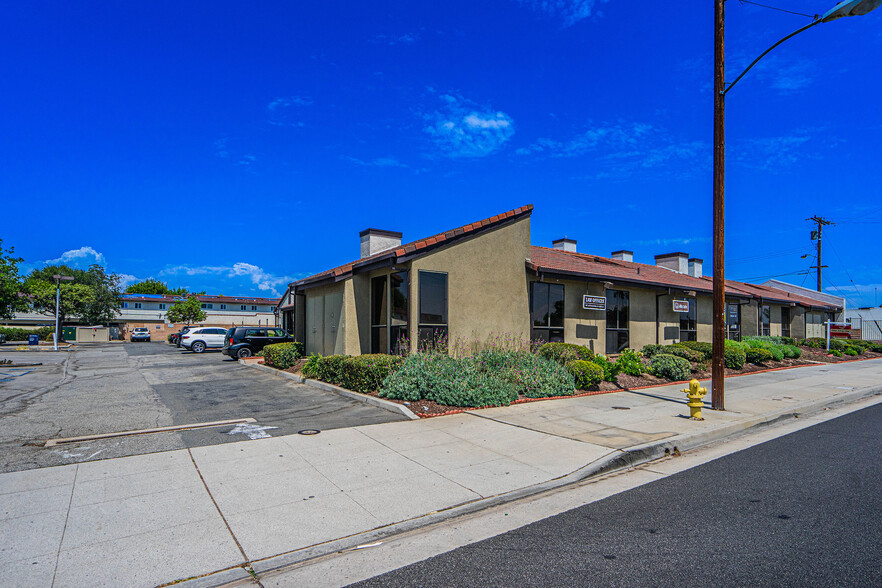 441 E Whittier Blvd, La Habra, CA à louer - Photo de l’immeuble – Image 3 sur 12