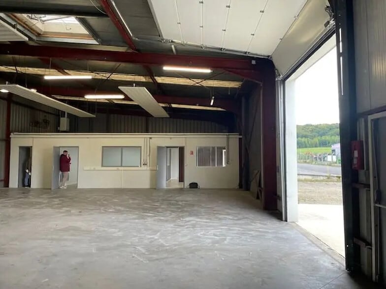 Local d’activités dans Villeneuve-Saint-Germain à louer - Photo de l’immeuble – Image 3 sur 4