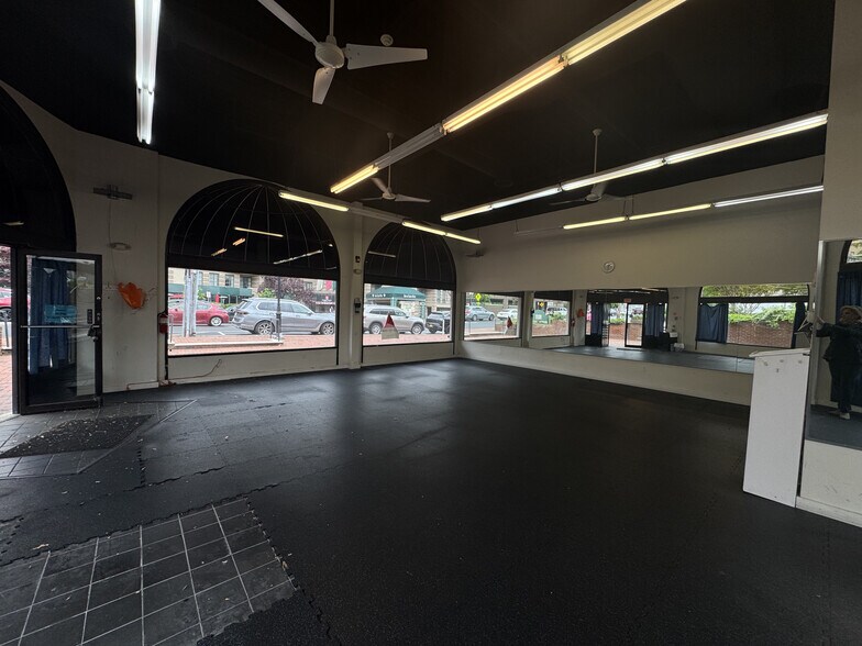 25 Cuttermill Rd, Great Neck, NY à louer - Photo intérieure – Image 2 sur 7