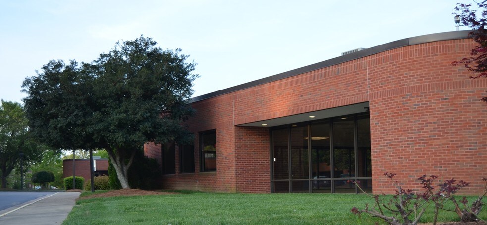 5910-5948 Six Forks Rd, Raleigh, NC à vendre - Photo de l’immeuble – Image 3 sur 10