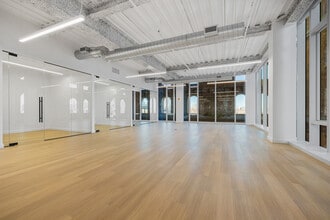 300 Kent Ave, Brooklyn, NY à louer Photo de l’immeuble– Image 1 sur 7