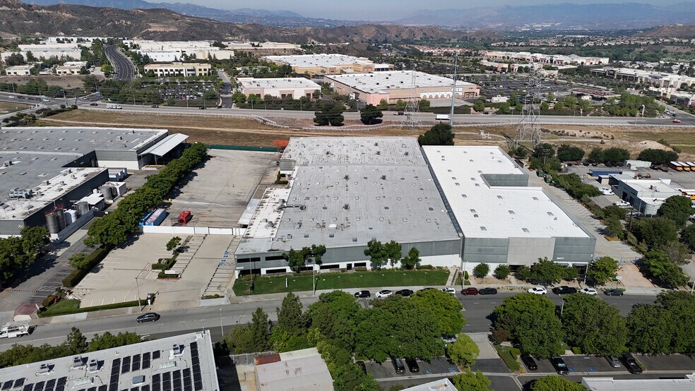 26455 Ruether Ave, Santa Clarita, CA à louer - Photo de l’immeuble – Image 2 sur 19