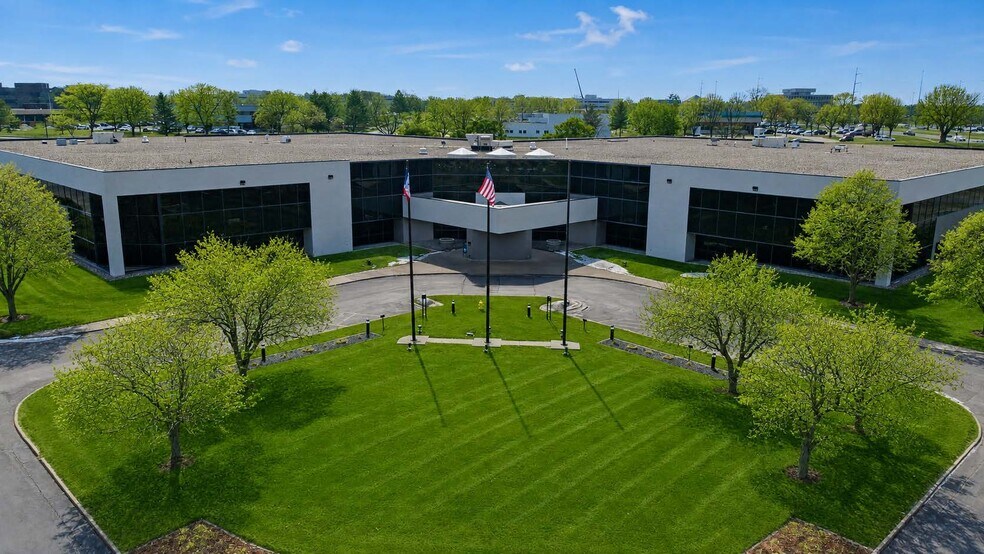 4900 University Ave, West Des Moines, IA à louer - Photo de l’immeuble – Image 1 sur 6