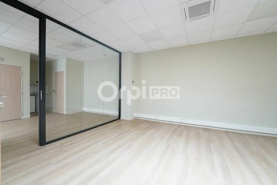 Bureau dans Villeurbanne à louer - Photo de l’immeuble – Image 3 sur 11