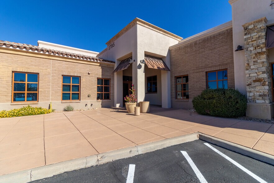 1795 E Skyline Dr, Tucson, AZ à louer - Photo de l’immeuble – Image 1 sur 7