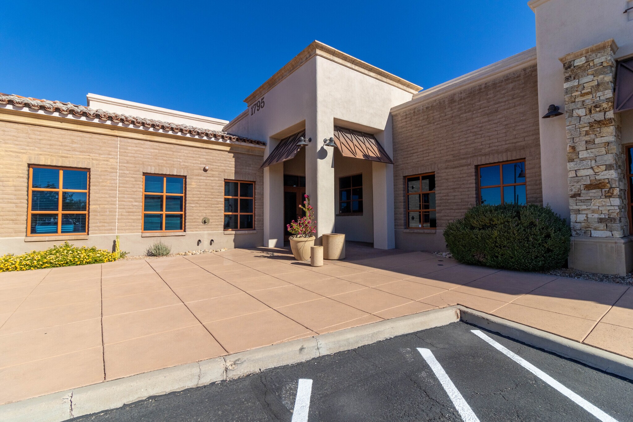 1795 E Skyline Dr, Tucson, AZ à louer Photo de l’immeuble– Image 1 sur 8