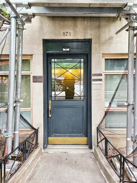 870 5th Ave, New York, NY à louer - Photo de l’immeuble – Image 2 sur 16