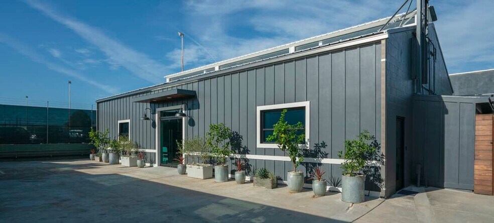 2435-2449 N Naomi St, Burbank, CA à vendre - Photo de l’immeuble – Image 2 sur 14