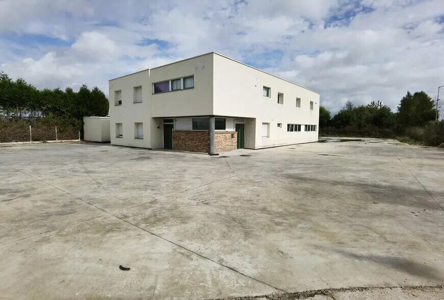 Local d'activités dans Saint-Pathus à vendre - Photo de l’immeuble – Image 2 sur 11