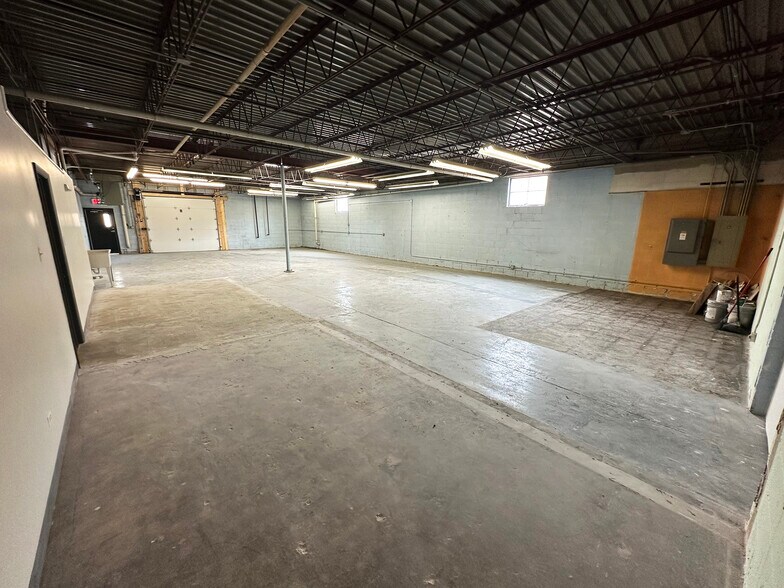 875 Lively Blvd, Elk Grove Village, IL à louer - Photo de l’immeuble – Image 3 sur 13