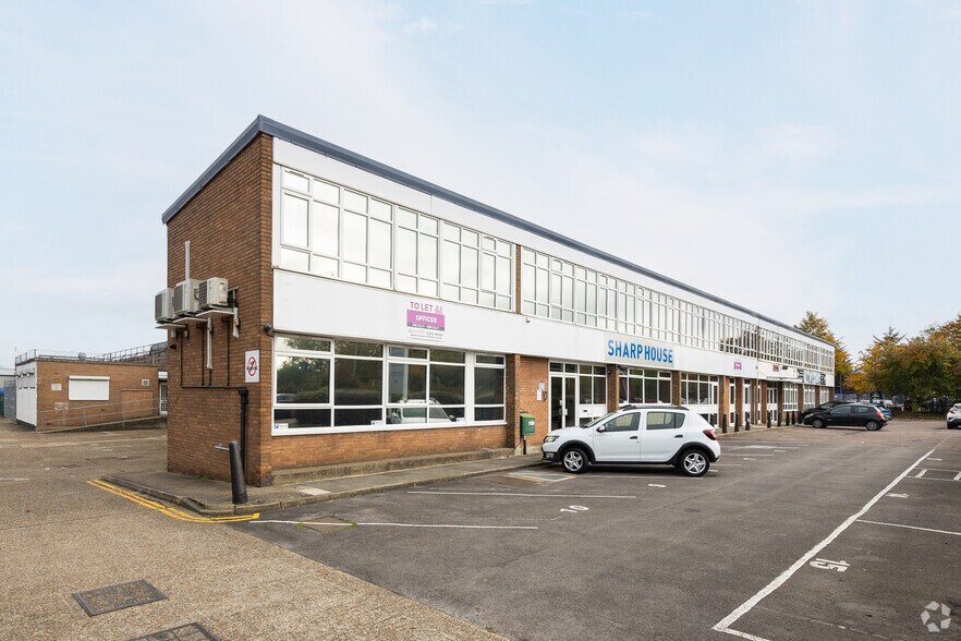 Crompton Close, Basildon à louer - Photo principale – Image 1 sur 3